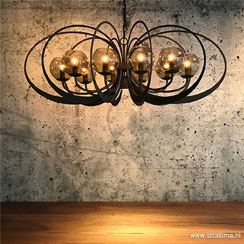 Tranquil Dawn | play | Zwart metalen hanglamp met smoke glas Tranquil Dawn | play | Zwart metalen hanglamp met smoke glas